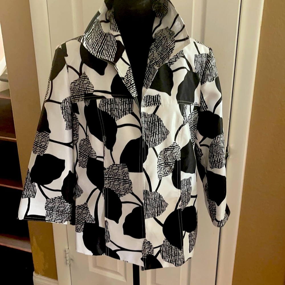 Women’s black and white jacket  14p